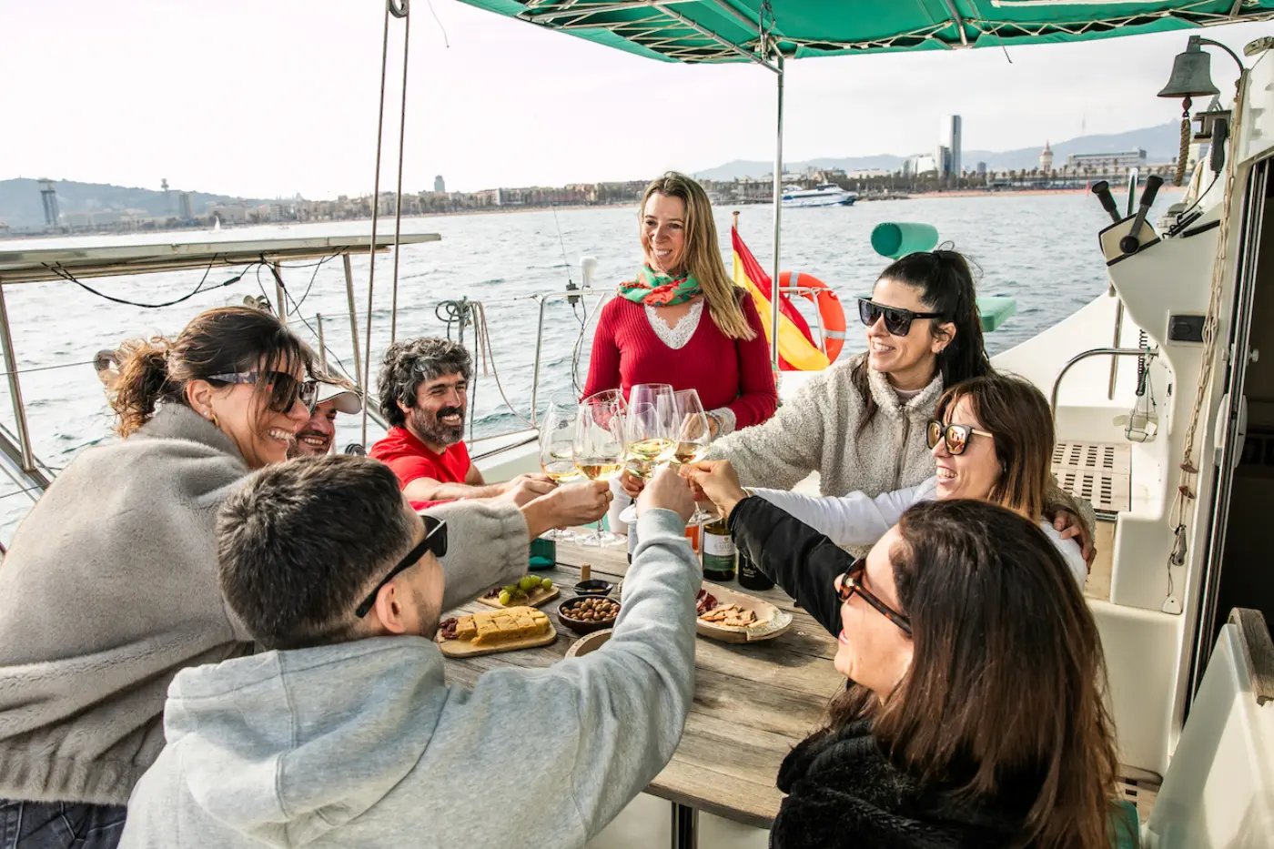 Catamarán Privado en Barcelona, Aperitivos y Cava, Opción de Puesta de Sol — photo 4