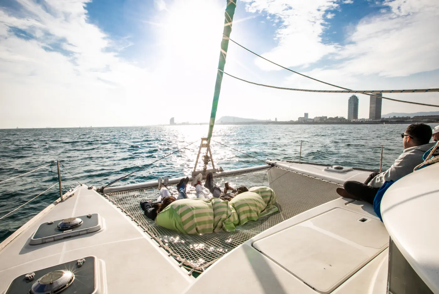 Catamarán Privado en Barcelona, Aperitivos y Cava, Opción de Puesta de Sol — photo 5
