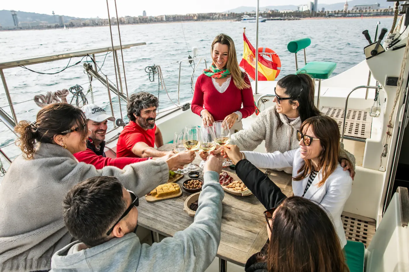 Barcelone Excursion en Catamaran pour Petits Groupes - Tapas, Cava & Coucher de Soleil — photo 3