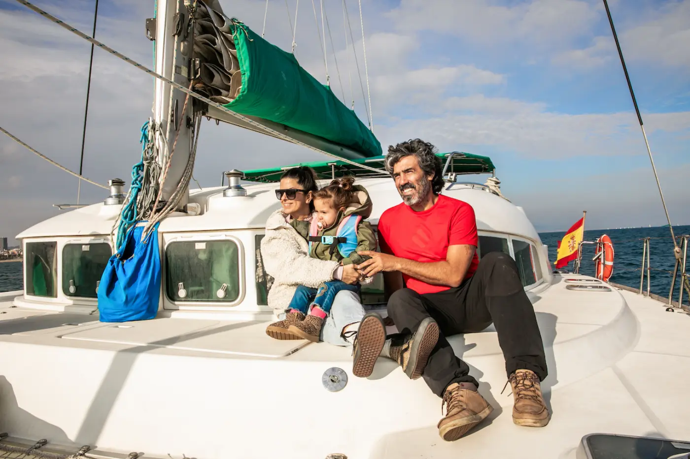 Barcelone Excursion en Catamaran pour Petits Groupes - Tapas, Cava & Coucher de Soleil — photo 4