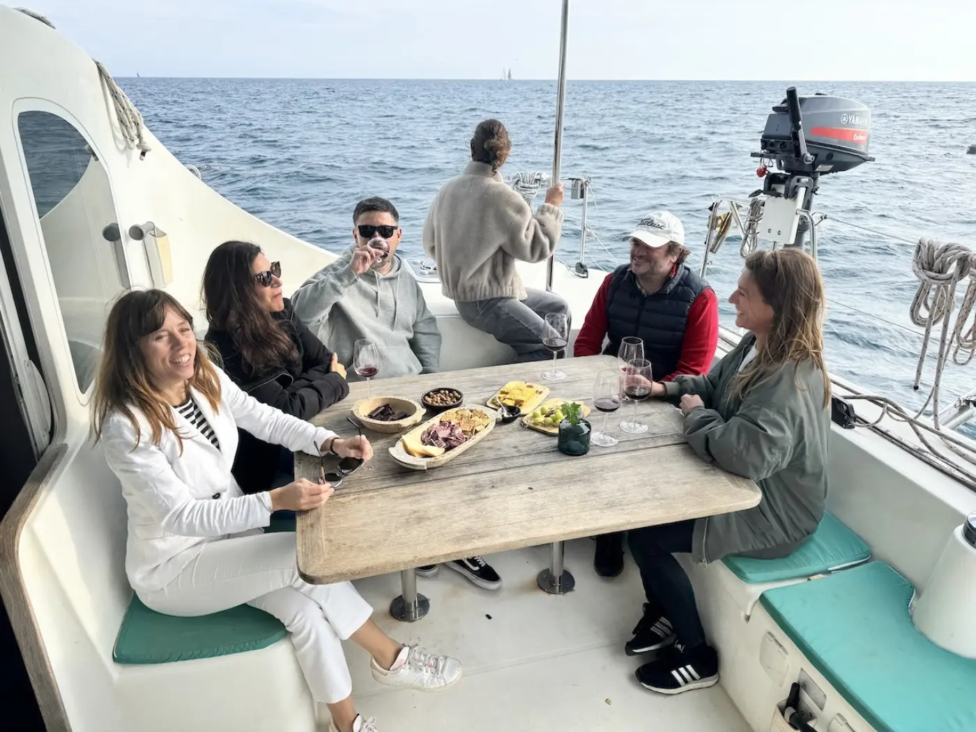 Barcelone Excursion en Catamaran pour Petits Groupes - Tapas, Cava & Coucher de Soleil — photo 5
