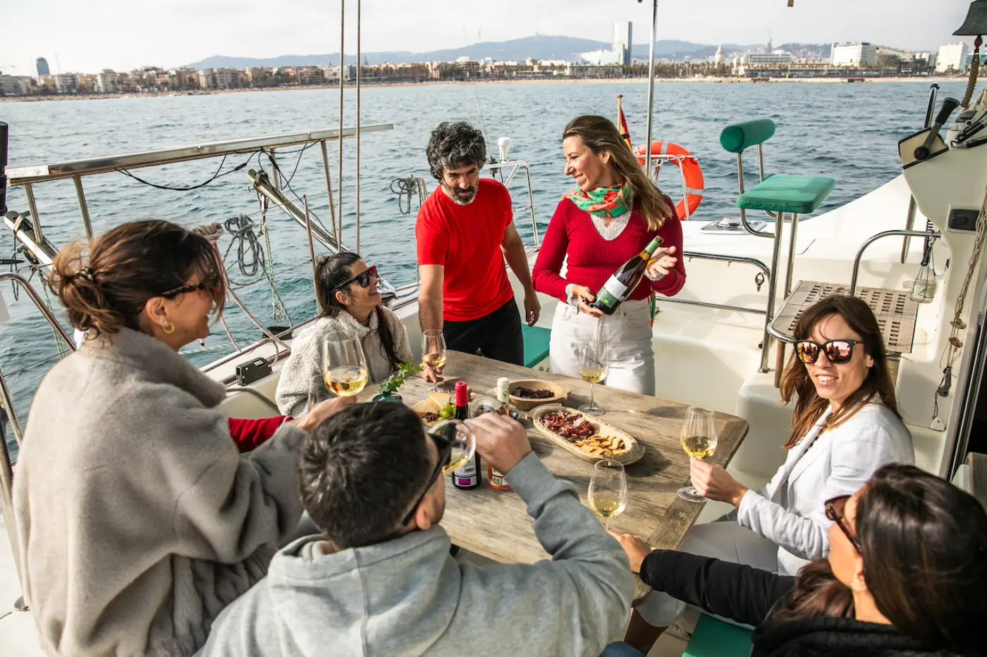 Dégustation de Vins Premium et Tapas en un Catamaran - Petit Groupe — photo 2