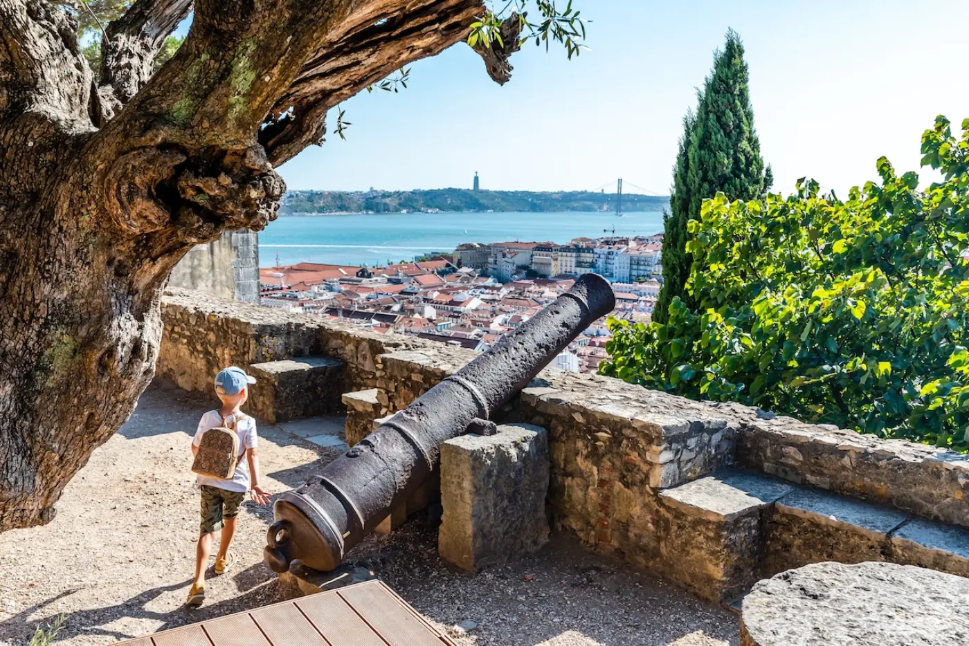 Lisbon Private Family Tour: Castle Visit, Local Tastings &amp; Games — photo 3