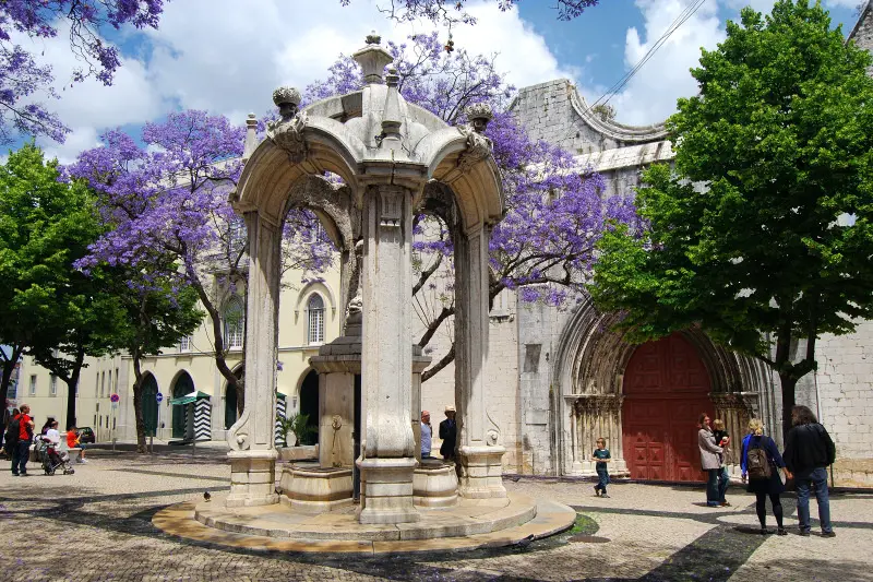 Largo de Carmo: Uno sguardo al passato di Lisbona
