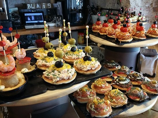 1rst Stop: Pinxos & Wine